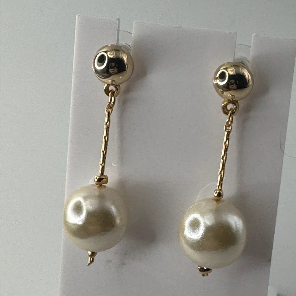 Gold and faux pearls Earrings